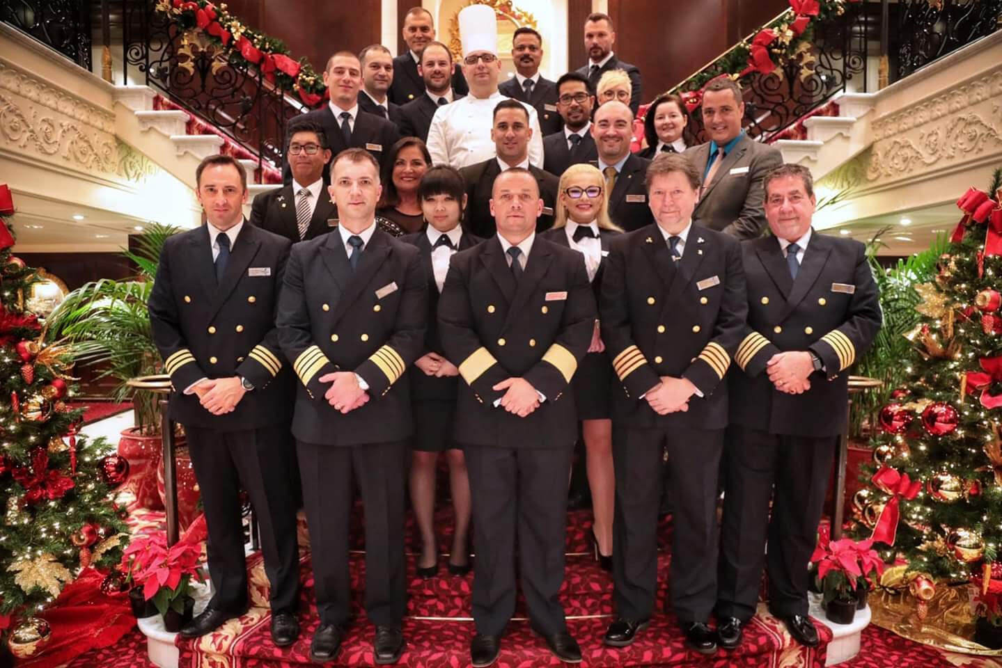 Posada je podijeljena u 3 skupine; prvu skupinu čini posada palube gdje je Irina prvi časnik palube, a s njom ostali brodski časnici i menadžeri, drugu skupinu čine inženjeri i treću skupinu hotelsko osoblje koje obuhvaća najveći broj radnika s obzirom da je kruzer tzv. „plutajući hotel“.